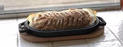 Хлеб в чугунной сковороде